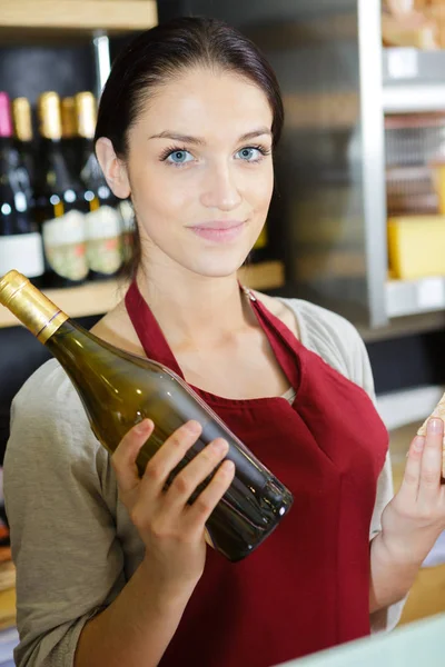 Vendedor de champanhe posando e trabalho — Fotografia de Stock