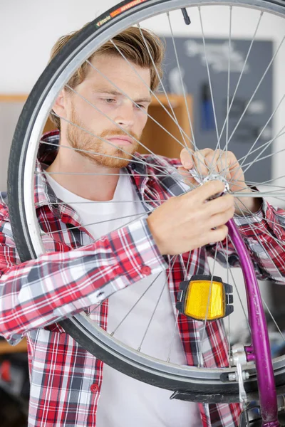 Mane och en cykel hjul — Stockfoto