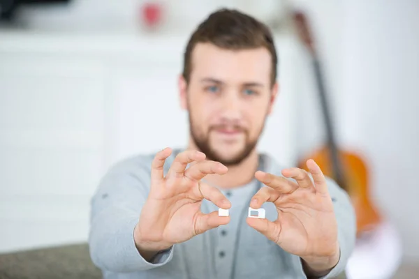 Man holding sim card — Stock Photo, Image