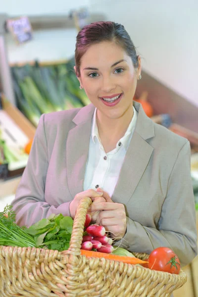 Mujer inteligente con cesta de verduras —  Fotos de Stock