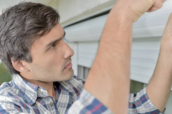 De blinden van het venster van de montage en zonwering — Stockfoto