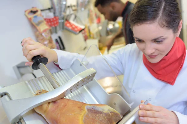 Vrouw snijden een ham — Stockfoto