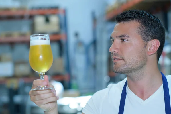 De testen bier brouwer bij brouwerij — Stockfoto