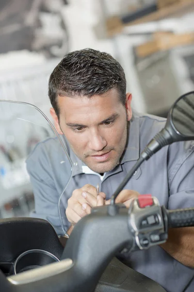 Mecânico de trabalho em scooter — Fotografia de Stock