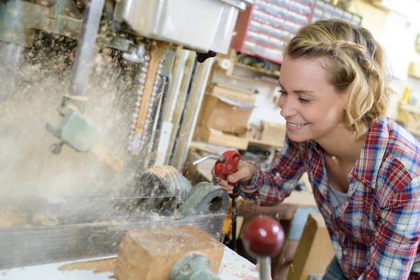 Vrouwelijke timmerman werken in werkplaats — Stockfoto