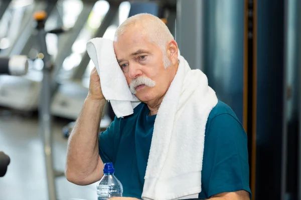 Elderly man working out — Stock Photo, Image