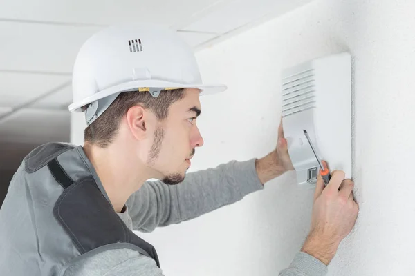 Hombre alarma de montaje a la pared — Foto de Stock