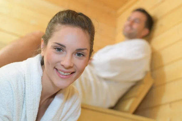 Odpočinek v sauně dřevěnou saunu — Stock fotografie