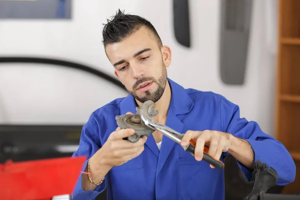 Muž hospodářství Mechanická část — Stock fotografie