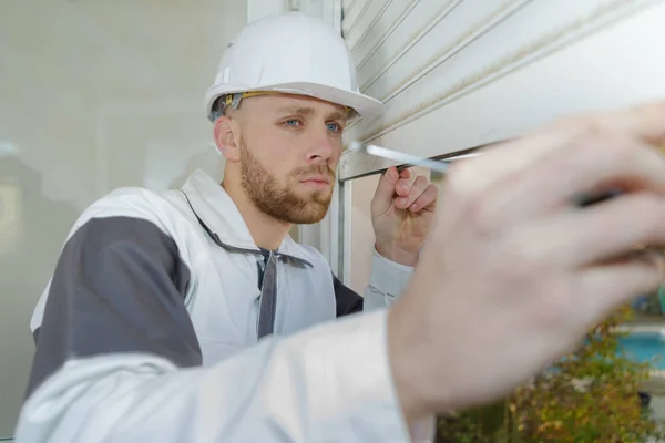 Reparatur von Rollläden — Stockfoto