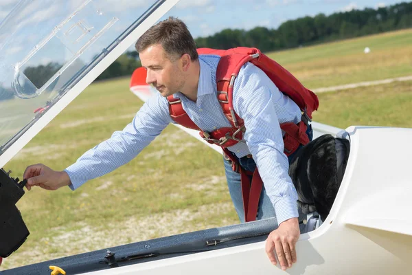 Piloto de planeador listo para controlar —  Fotos de Stock