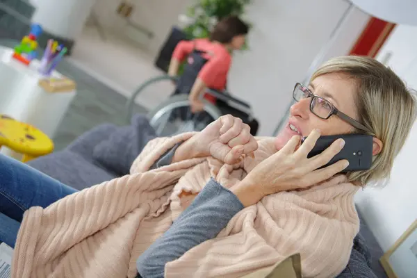 Frau telefoniert im Wartezimmer — Stockfoto