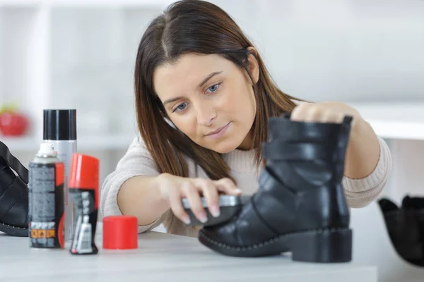Female cleaning shoes and cleanining — Stock Photo, Image