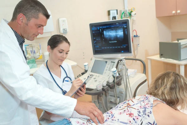 Medico donna che fa ecografia indagine in clinica medica — Foto Stock