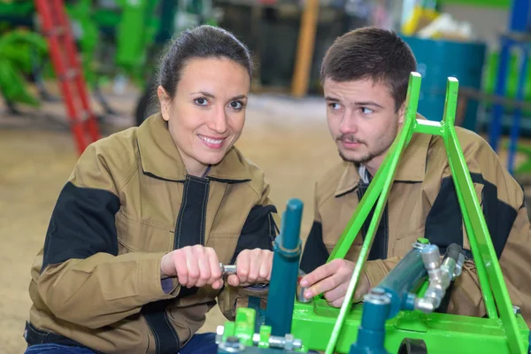 Empregados de ferro trabalhando com máquinas pesadas na oficina — Fotografia de Stock