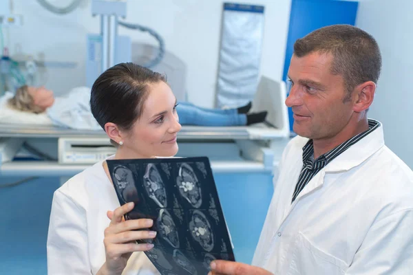 Dwa lekarz zdiagnozować przez x-ray film — Zdjęcie stockowe