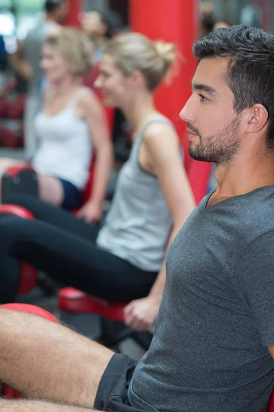 Adam eğitim bacakları üstünde belgili tanımlık makine jimnastik salonu — Stok fotoğraf