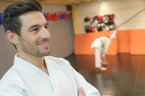 Vechter uitvoeren van karate houding tegen Composietbeeld van Amerikaanse stadion — Stockfoto