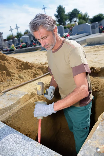 Man digging in a tomb — Stock Photo, Image