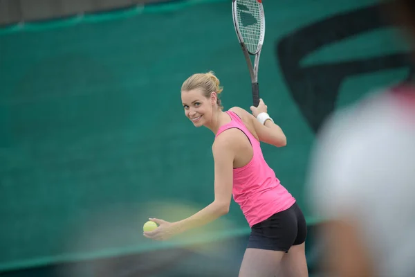 Hizmet etmek hazır Başlarken mutlu tenis oyuncusu — Stok fotoğraf