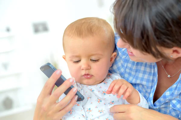 Kadın bir selfie işi bebek — Stok fotoğraf