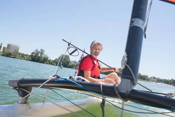 Godendo di vela estrema con barca a vela da regata — Foto Stock