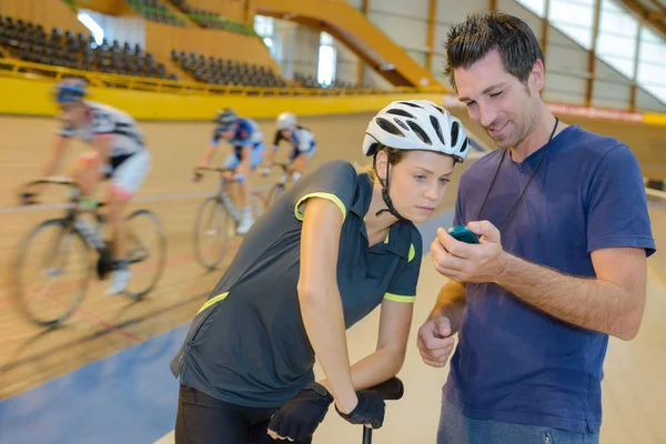 Visar tid och cyling — Stockfoto