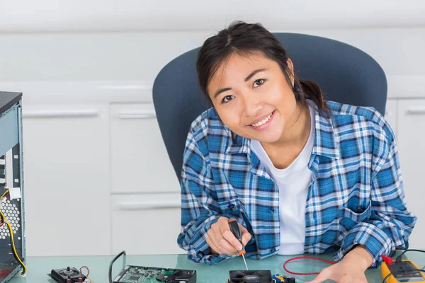 修复拆卸台式计算机的女性 pc 技术员 — 图库照片