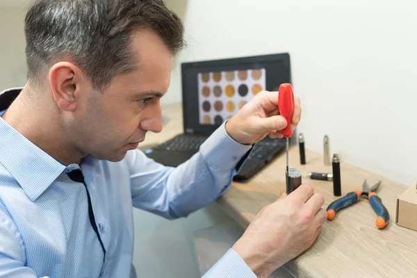 Professionele hand repareren en vaststelling van gebroken elektronikaapparaat — Stockfoto