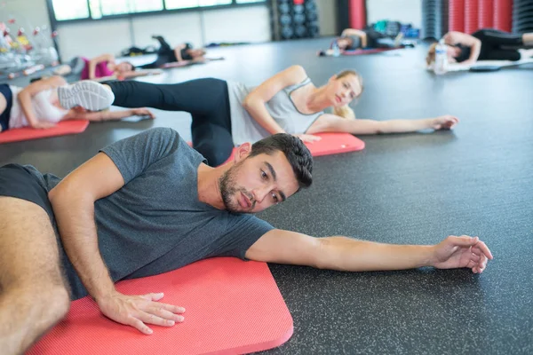 Fitness class in progress, man in foreground — Stock Photo, Image