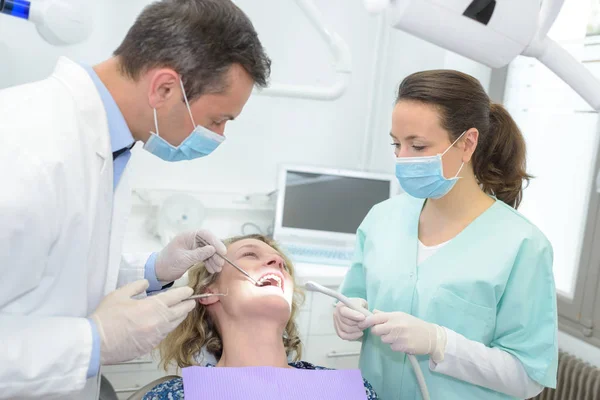 Прием к стоматологу и открытие — стоковое фото