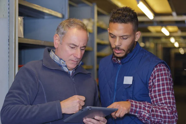 Coordinador de marketing digital y su trabajador — Foto de Stock