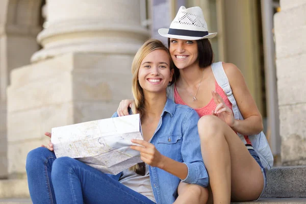 Giovani viaggiatori bella donna esplorare la città — Foto Stock