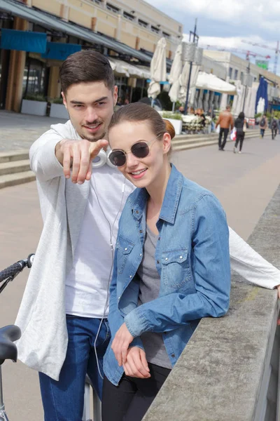Unga par på urban street — Stockfoto