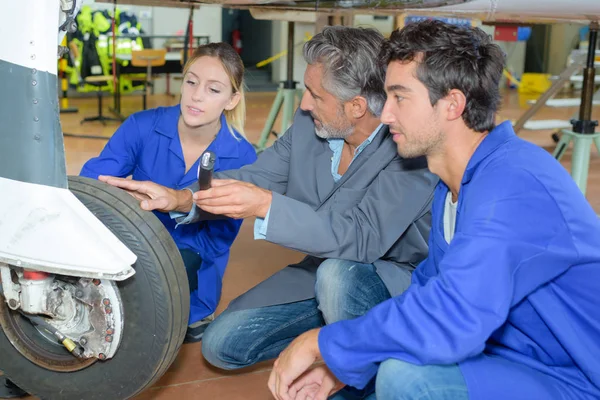 Aprendiz de mecánicos de aeronaves que mantienen el avión —  Fotos de Stock