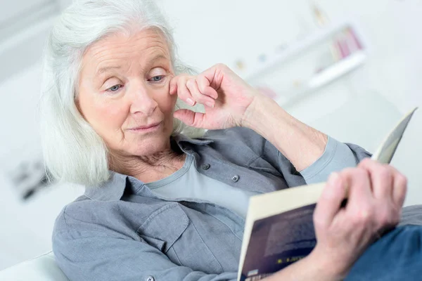 Anziani signora lettura romanzo — Foto Stock