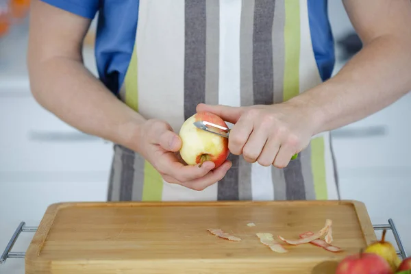 Пилинг и пилинг яблок — стоковое фото