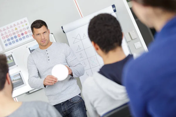 Jovem empresário discutindo planos de negócios no conselho branco — Fotografia de Stock