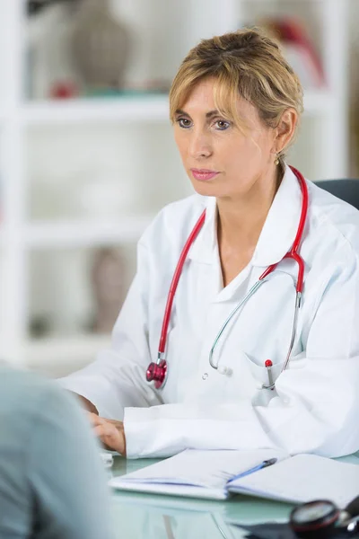 Medico digitando mentre con il paziente — Foto Stock