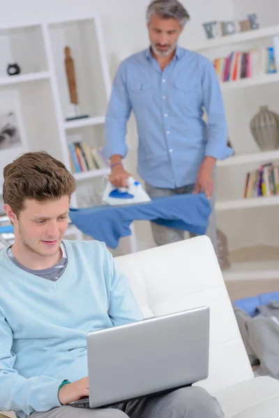 Hausarbeit und Mann — Stockfoto