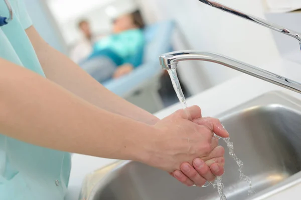 Gros plan du personnel médical se lavant les mains — Photo