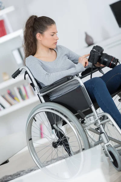 Fotógrafo feminino deficiente e feminino — Fotografia de Stock
