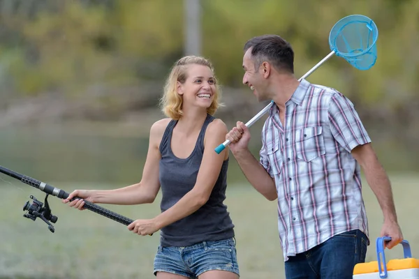 Feliz animado homem e mulher pesca na lagoa — Fotografia de Stock