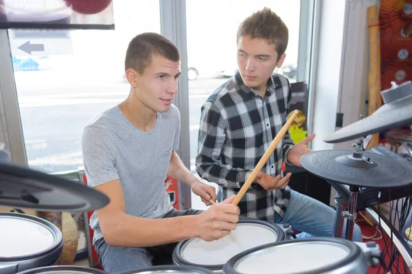 Schlagzeug und Trommel spielen — Stockfoto