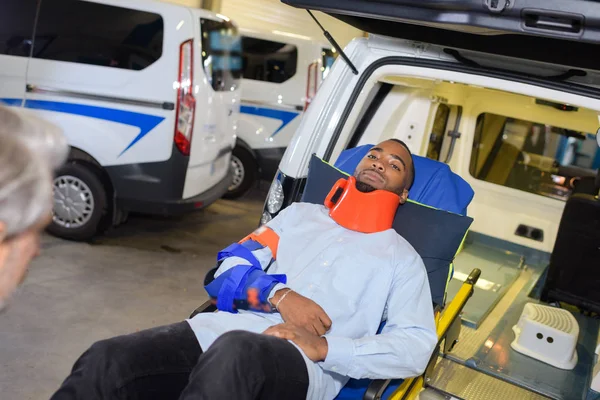 Paziente che indossa il collare posteriore dell'ambulanza — Foto Stock