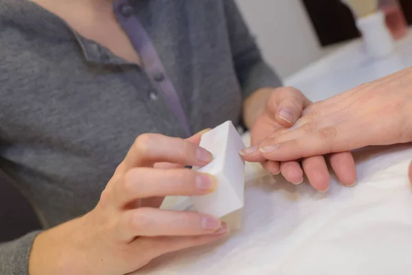 Mujer manos en un salón de uñas recibiendo una manicura —  Fotos de Stock