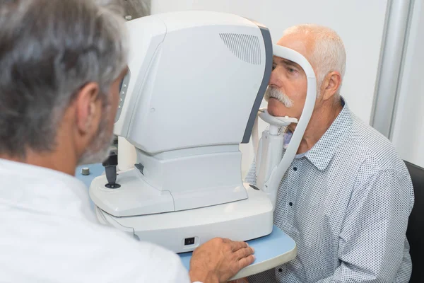 Подбородок пациента на оборудовании офтальмолога — стоковое фото