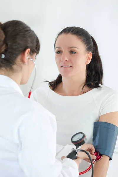 Patient och läkare samråd — Stockfoto