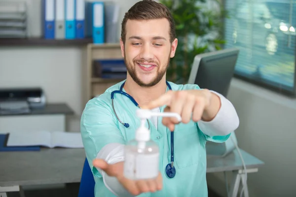 Arzt schiebt Pumpflasche — Stockfoto