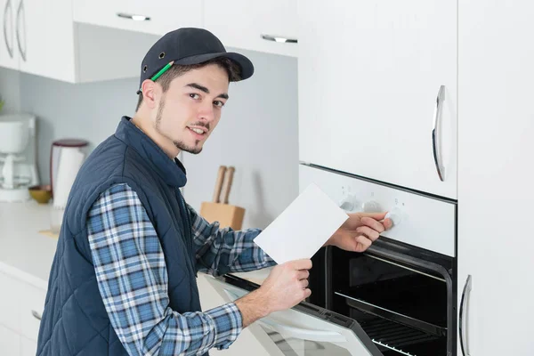 Hombre apropiado nueva cocina en la cocina — Foto de Stock